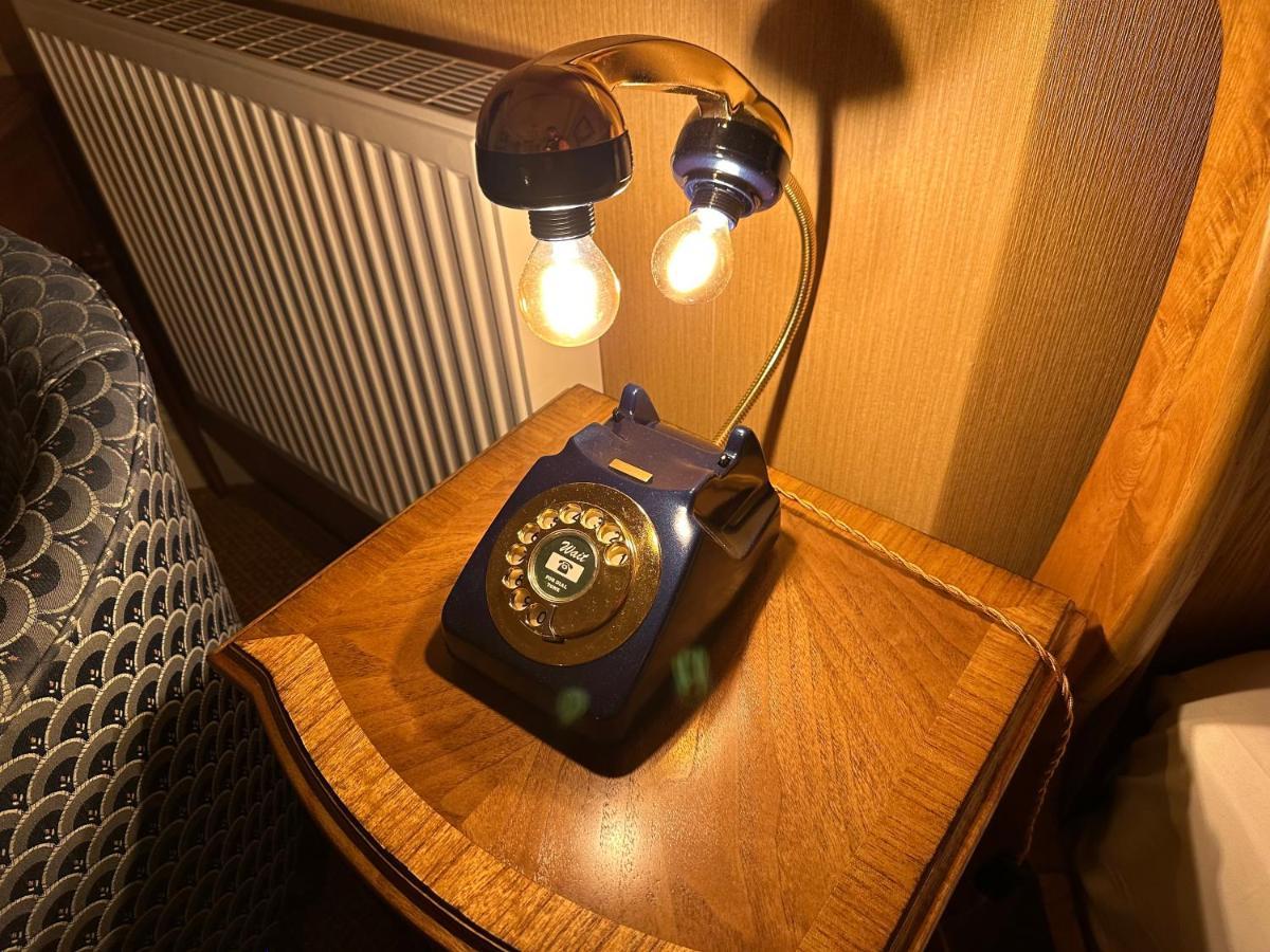 Chester House Guest House Exteriér fotografie A telephone lamp