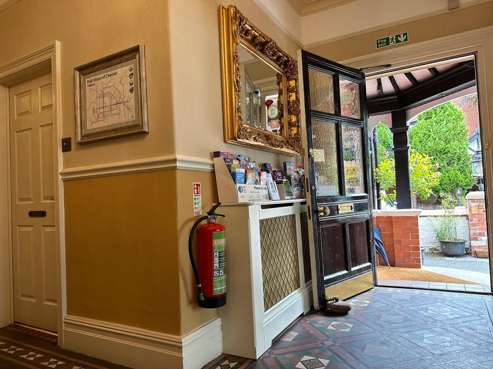 Chester House Guest House Exteriér fotografie The entrance to the hotel