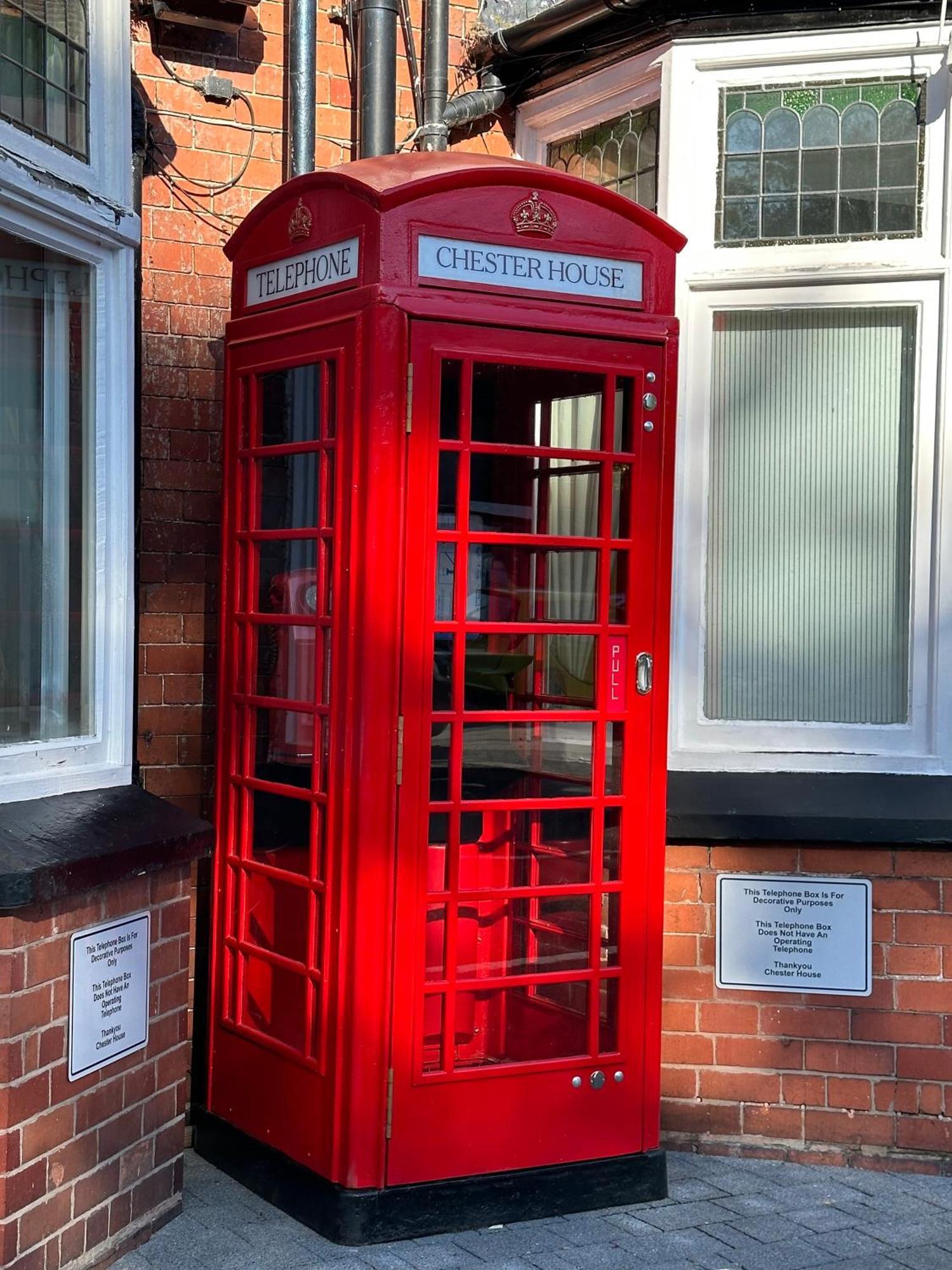 Chester House Guest House Exteriér fotografie The telephone box at the former station