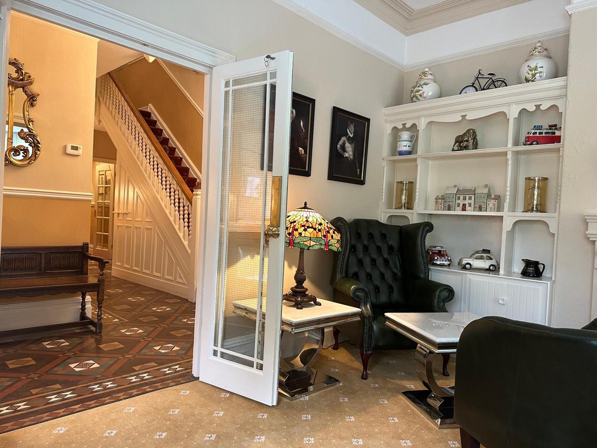 Chester House Guest House Exteriér fotografie A French door