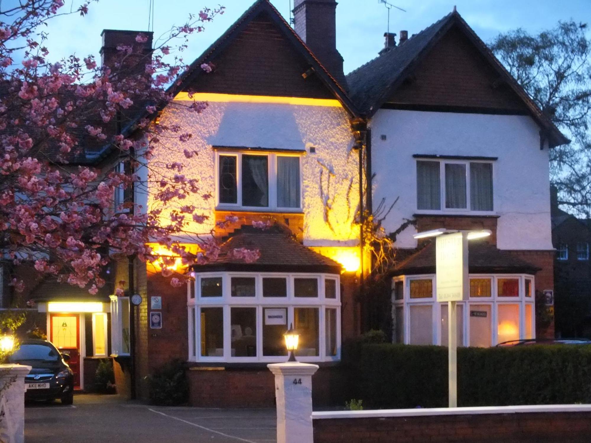 Chester House Guest House Exteriér fotografie The former station building, now a private house