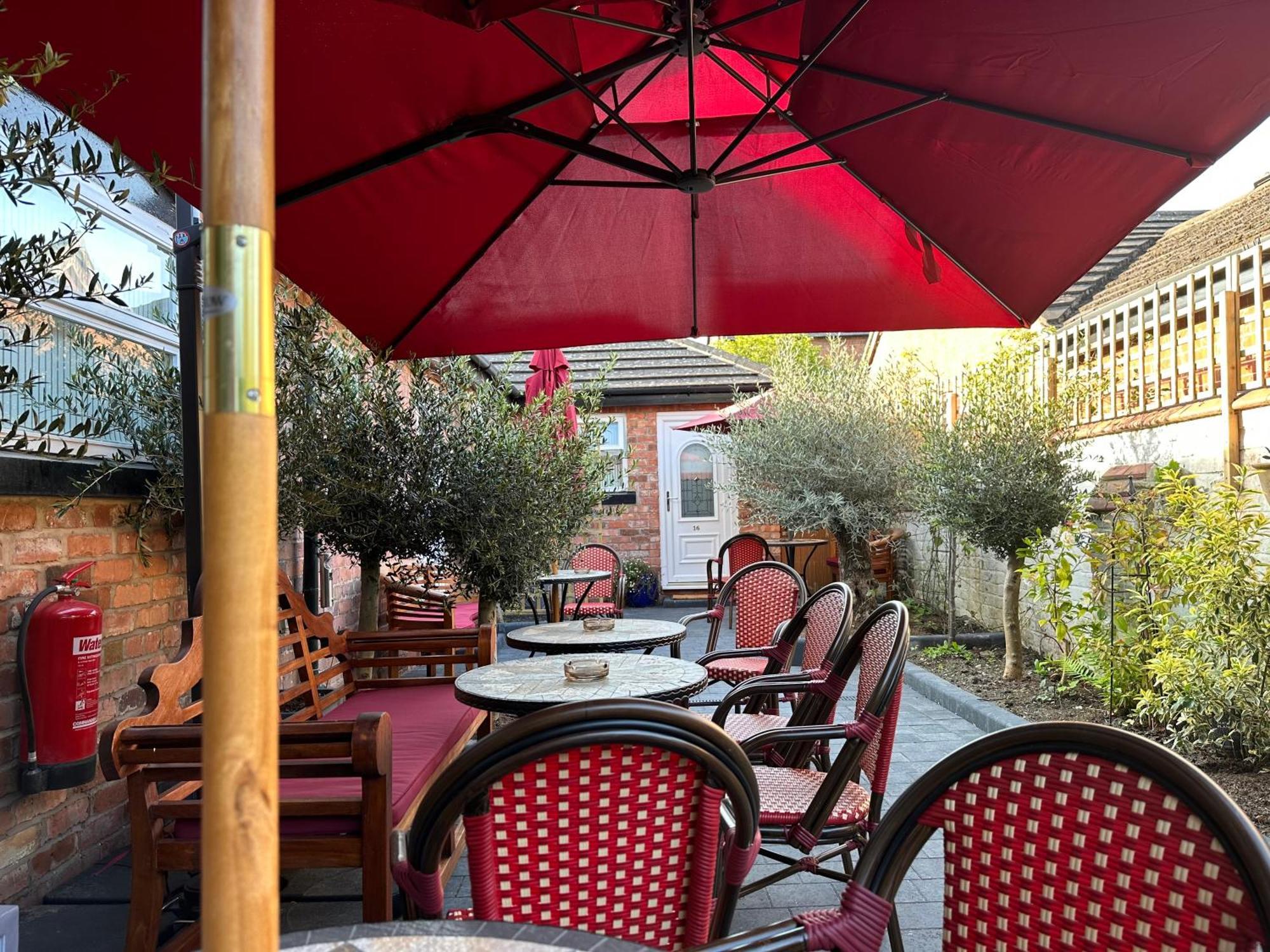 Chester House Guest House Exteriér fotografie The courtyard of the restaurant