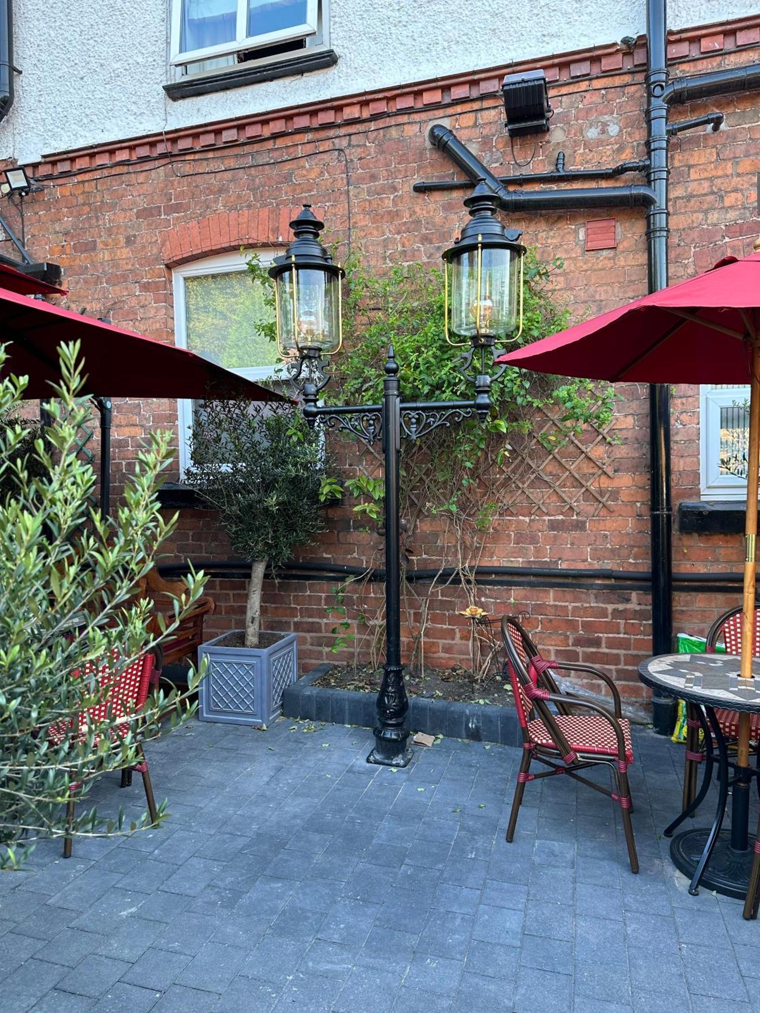 Chester House Guest House Exteriér fotografie The courtyard at the Old Dispensary