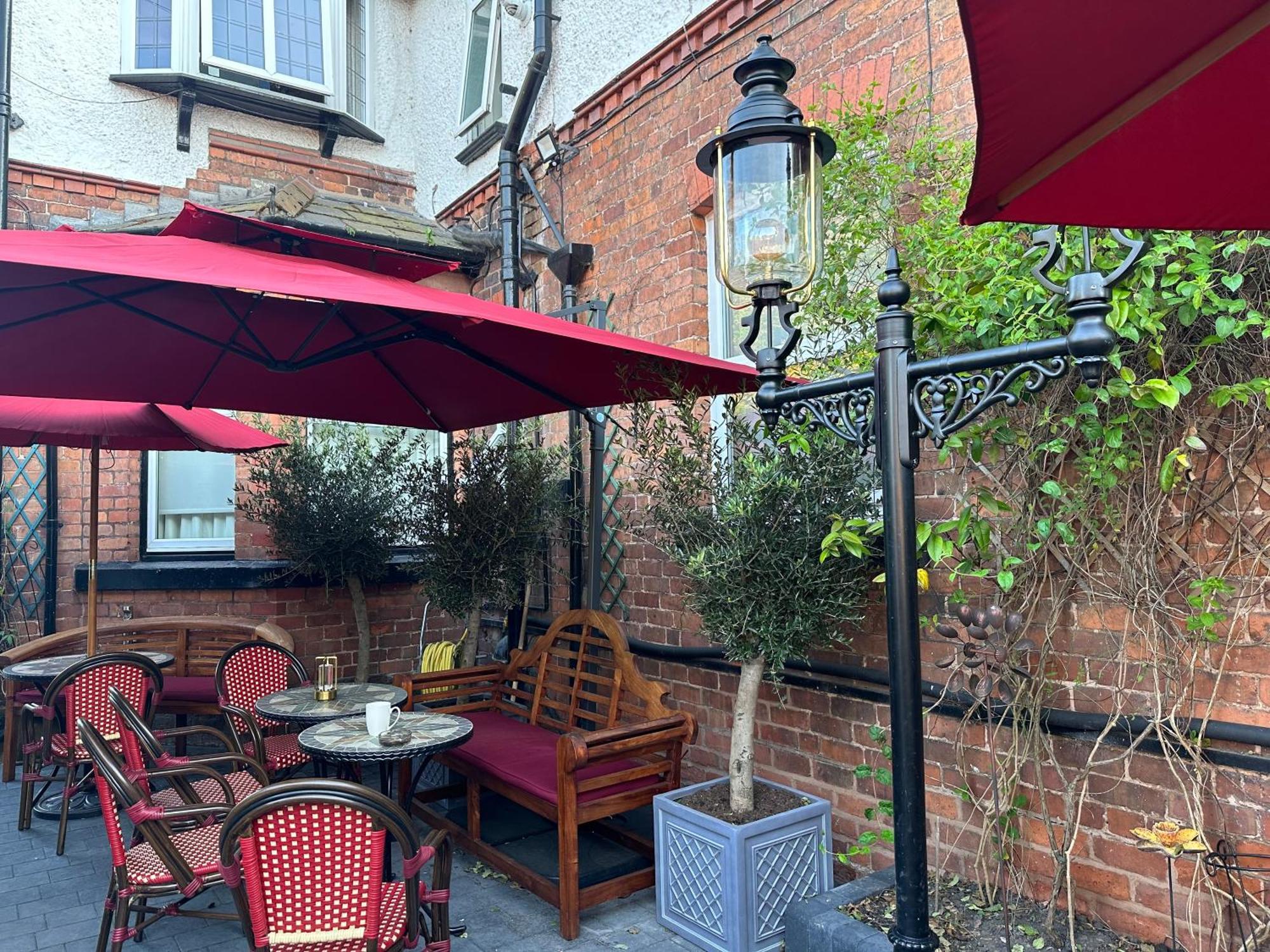 Chester House Guest House Exteriér fotografie The courtyard at the Old Bank Hotel