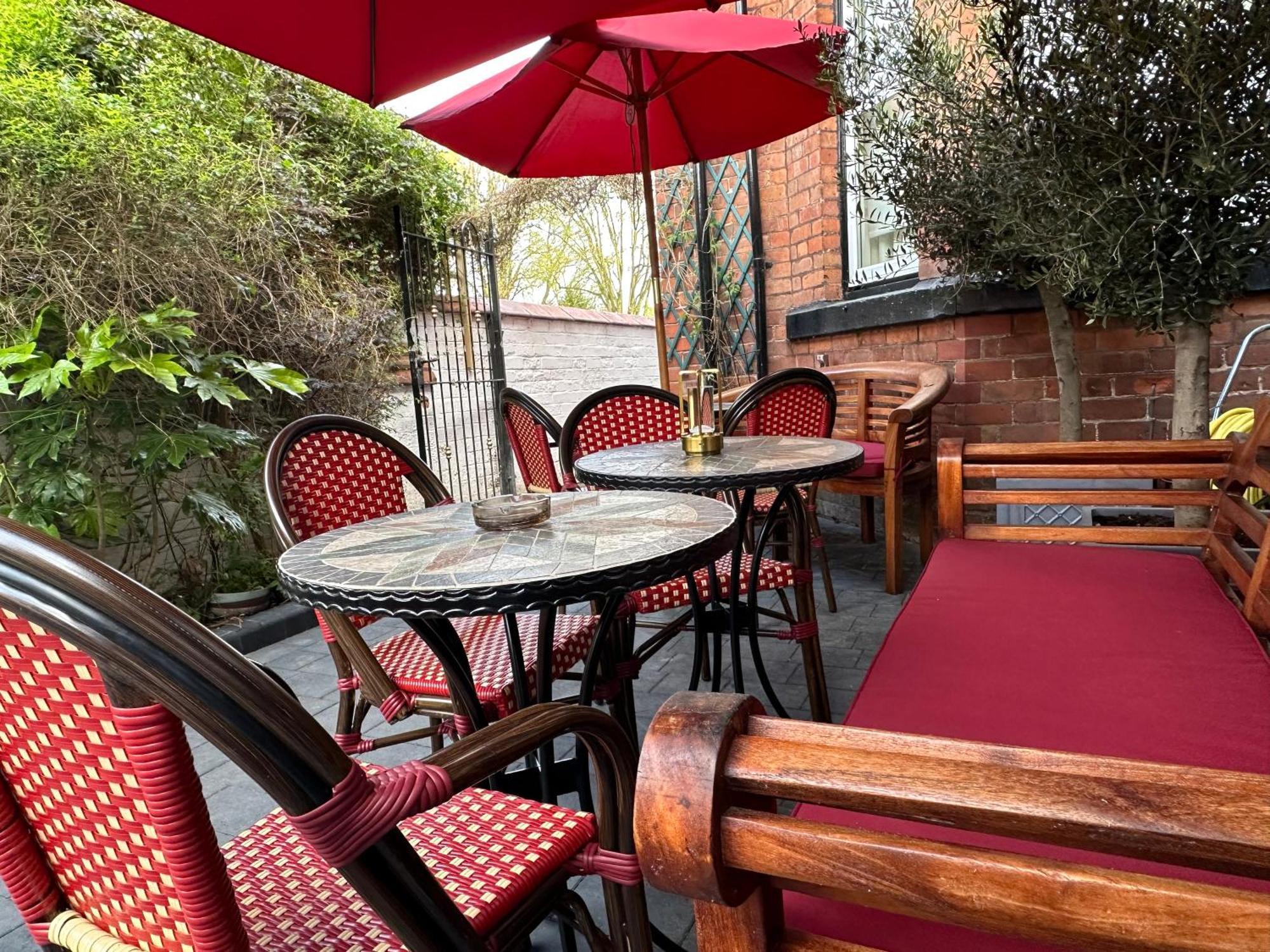 Chester House Guest House Exteriér fotografie The outdoor seating area at the restaurant