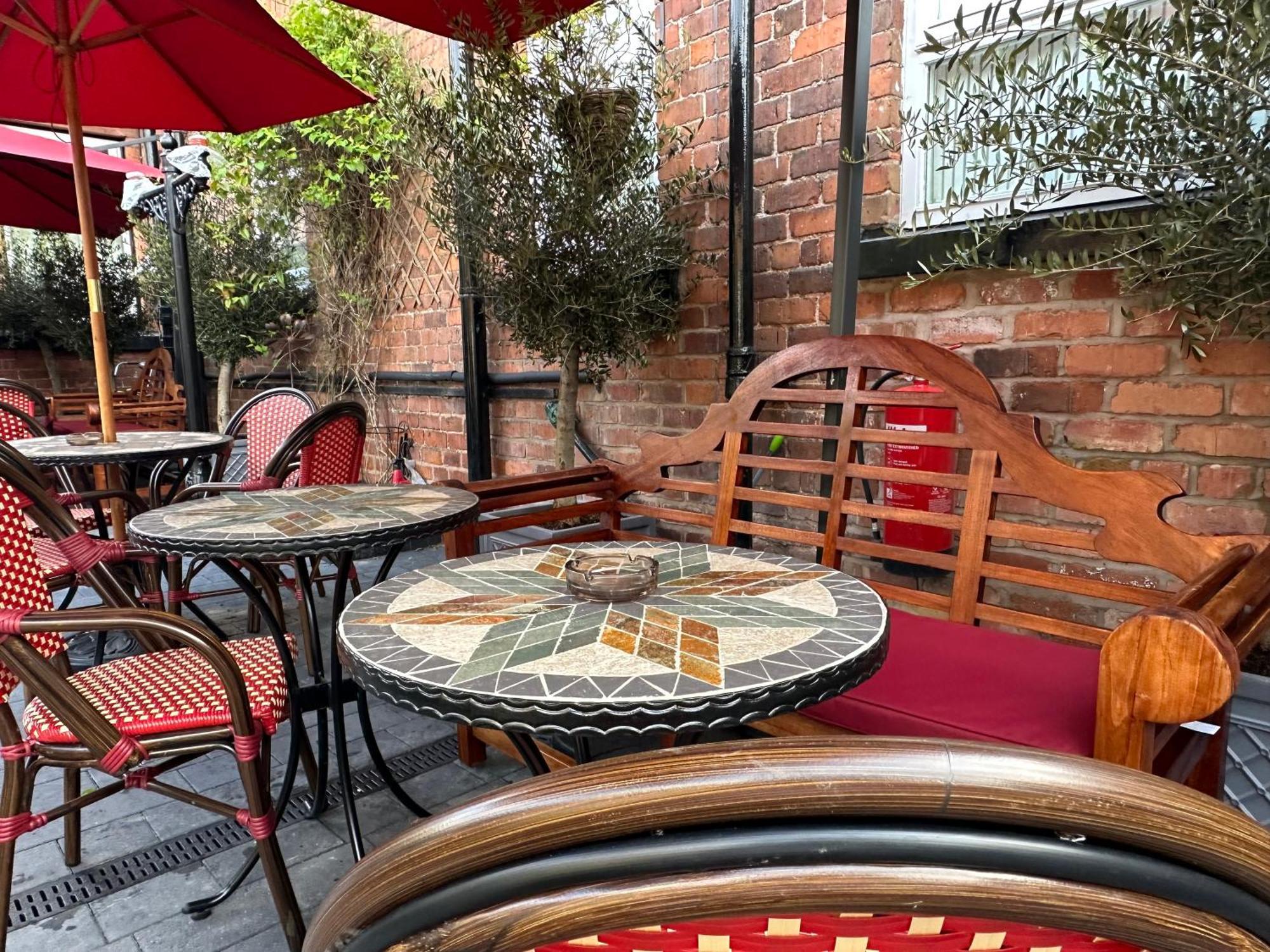 Chester House Guest House Exteriér fotografie The patio at the restaurant