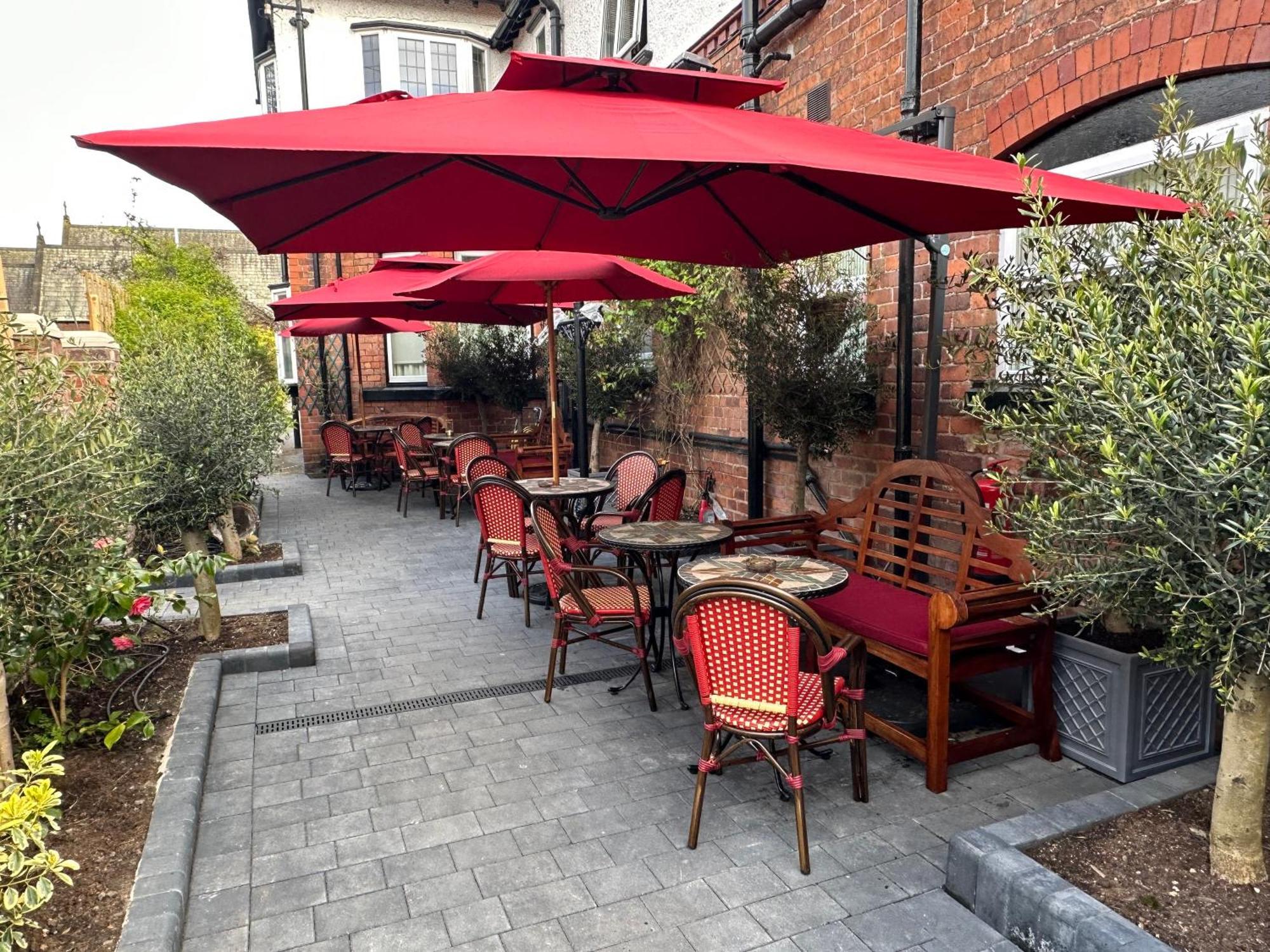Chester House Guest House Exteriér fotografie The restaurant's outdoor seating area