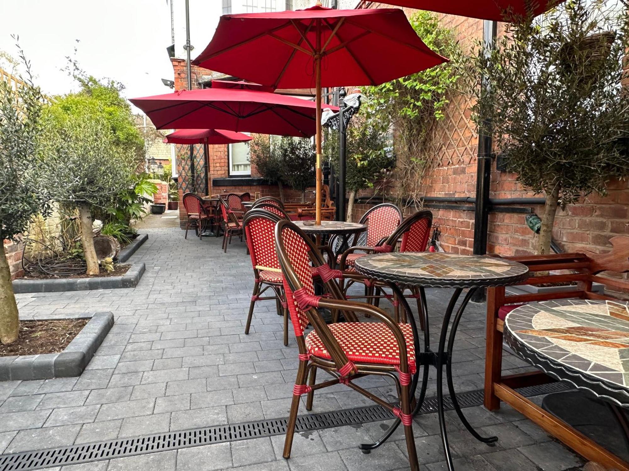 Chester House Guest House Exteriér fotografie The courtyard at the Old Bank Hotel
