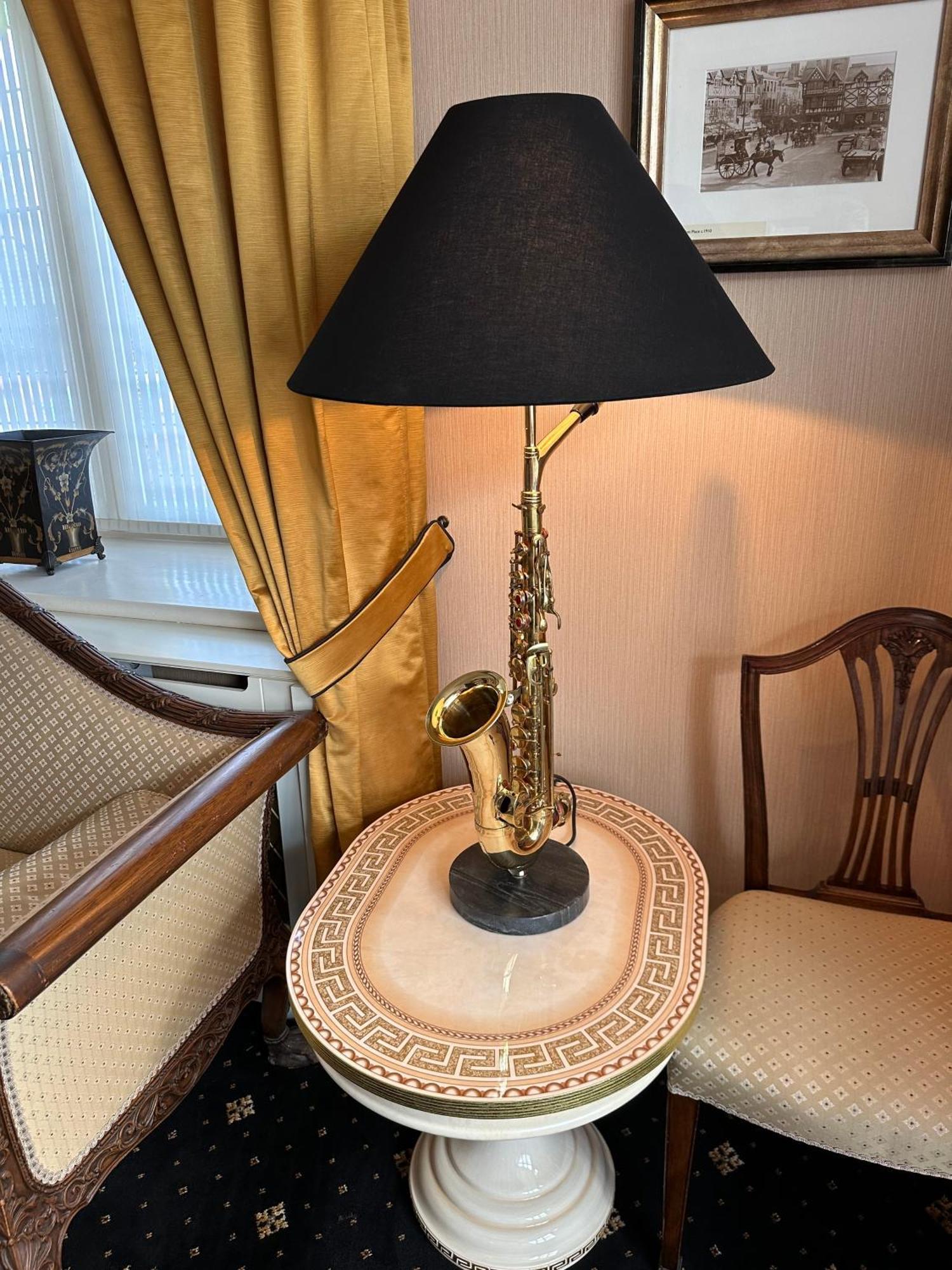 Chester House Guest House Exteriér fotografie A saxophone lamp